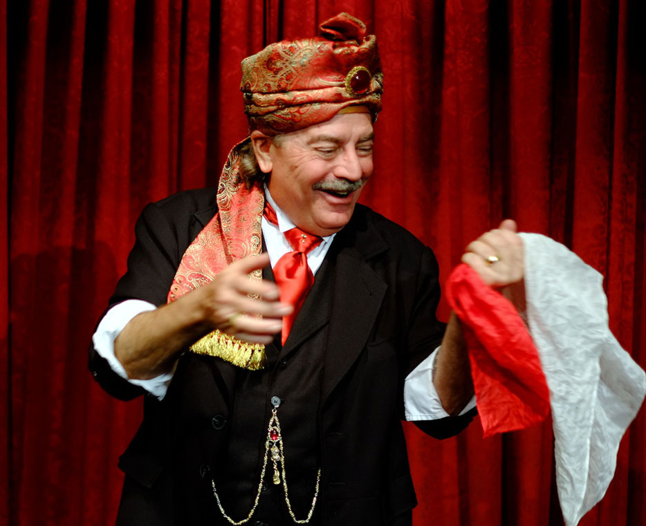 Pop Haydn - Color-Changing Handkerchief