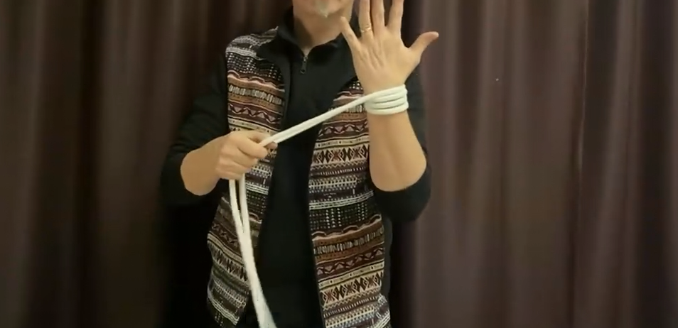 (image for) Axel Hecklau - Rope Through Wrist + Cutting a Rope Handling